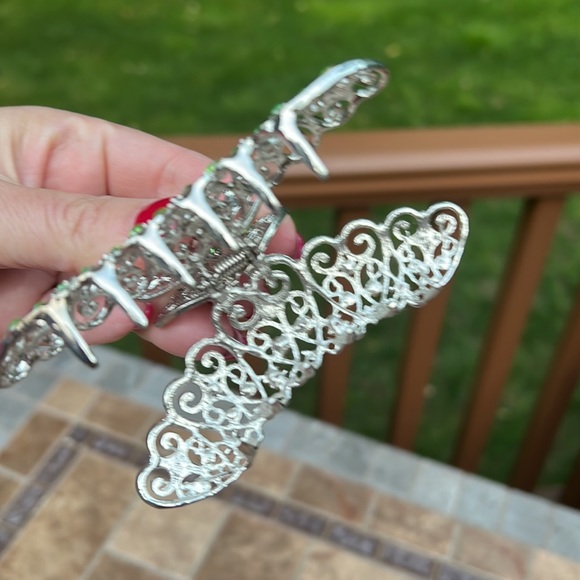 Gorgeous hair claw grasp accessory. Silver toned with green crystals both sides - Picture 5 of 5